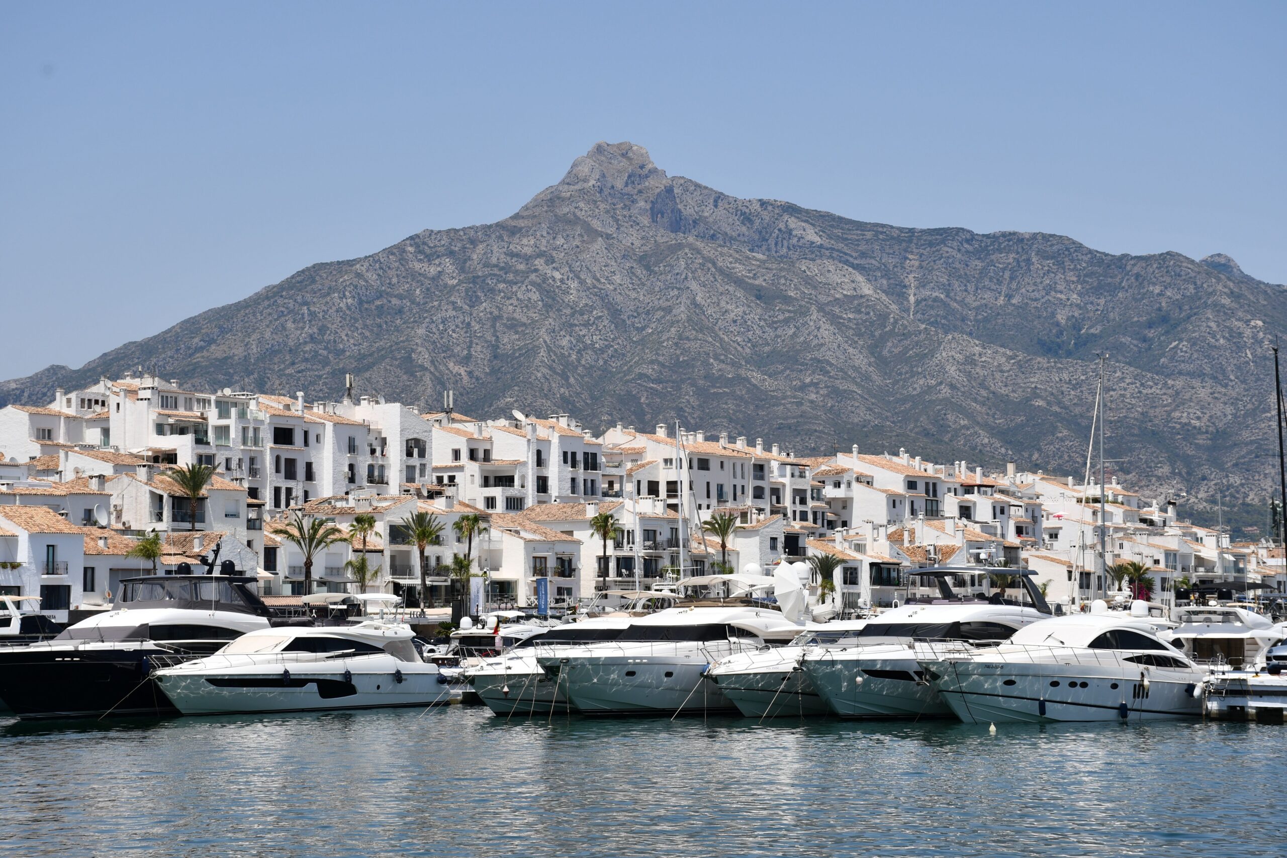 ¿Por Qué Comprar una Propiedad en Marbella? 10 Razones por las que los Compradores Internacionales Eligen la Costa del Sol en 2026