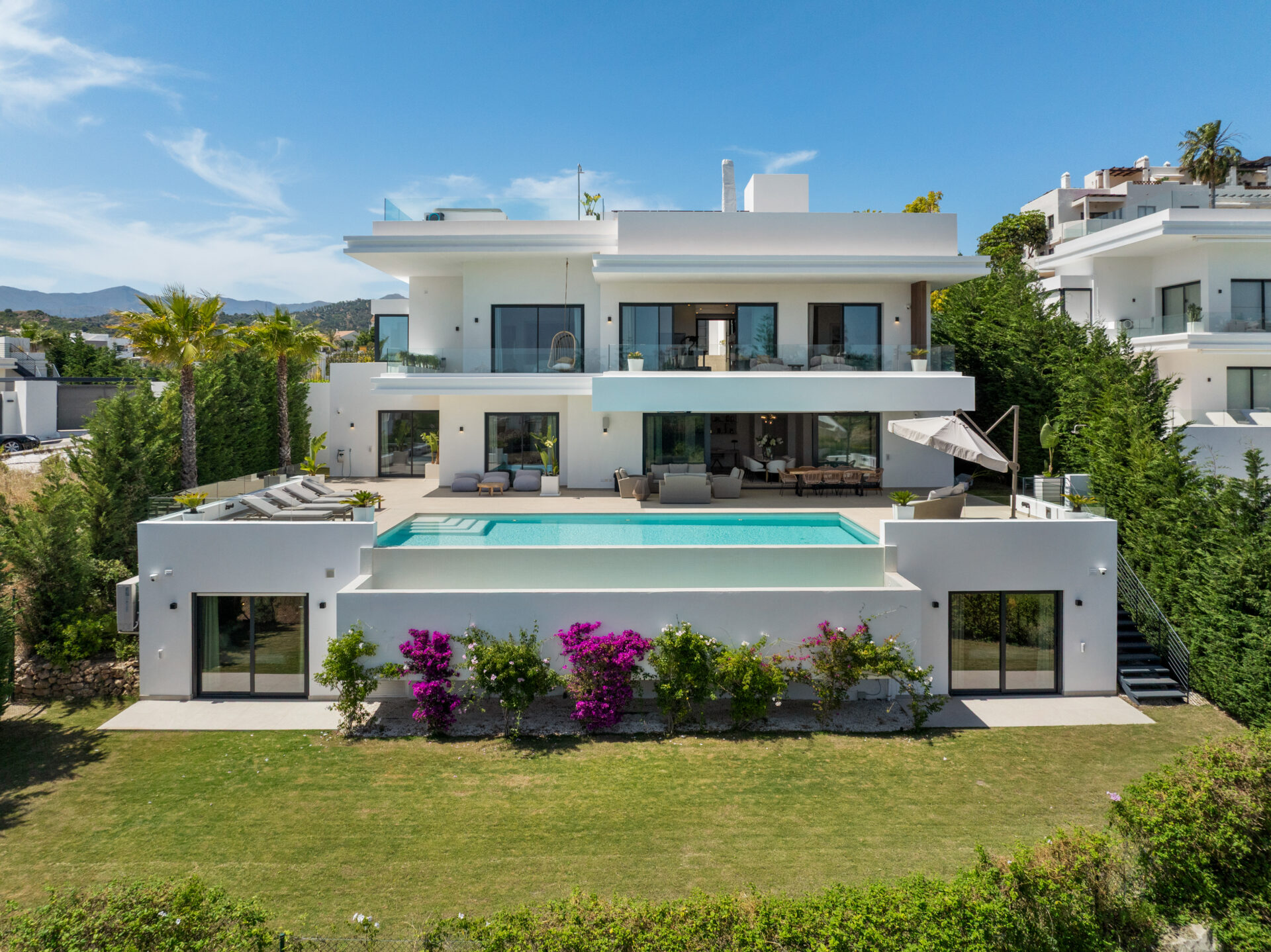 Modern luxury villa in La Resina, Estepona, with private swimming pool, landscaped garden and contemporary architecture
